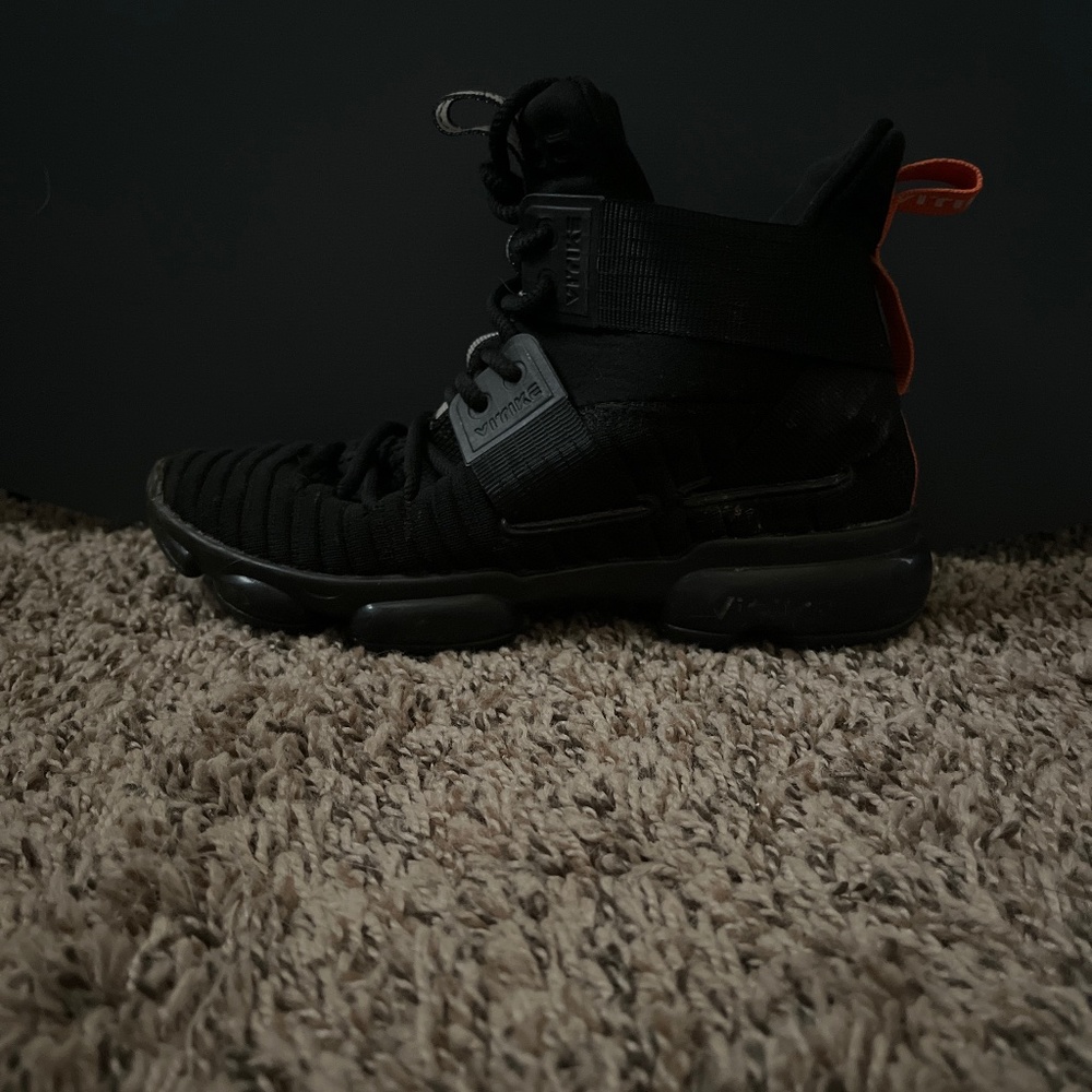 Basketball shoes